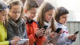Uşaqlara telefondan istifadəni tamamilə qadağan etmək nəyə səbəb ola bilər? - Ekspert RƏYİ 