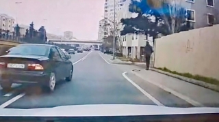 Prospektdə diqqətsiz sürücü maşını vurmaqdan son anda yayındı   - VİDEO