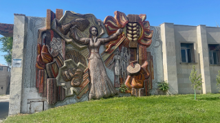 Prospektdəki divarda Sovet dövrünə aid dekorasiya sökülür? – MEMAR - FOTOSESSİYA 