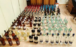 "Mercedes"dən aksiz markası olmayan spirtli içkilər aşkarlanıb