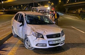 İdarəetmədən çıxan avtomobil körpüdən aşıb - FOTO