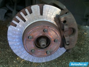 Əyləc zamanı sükan və əyləc pedalı "vurursa" nə etməli? - ÖYRƏNƏK