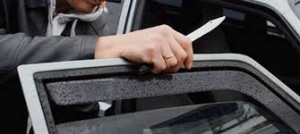 Sürücü bank işçisinin sifətinə bıçaqla xəsarət yetirib - Bakıda