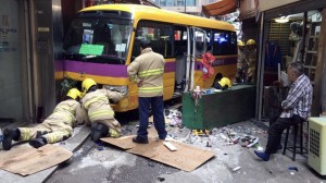 Məktəbli avtobusu qəza törətdi: 3 ölü, 12 yaralı - FOTO