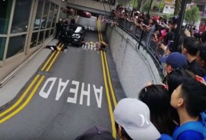 Sürücü maşını qəsdən insanların üstünə sürdü: iki nəfər öldü, dörd yaralı var - VİDEO