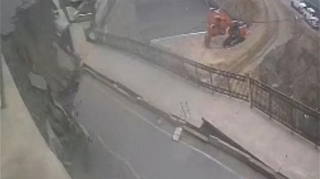 Türkiyədə yataqxananın uçan divarı yolu çökdürdü - VİDEO