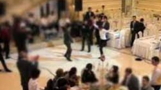 Toyda mahnı sifariş verdi: əsəbləşib əlini sındırdı  