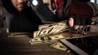 Bakıda evdən 11 000 manat və 4 600 dollar oğurlanıb 