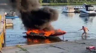 Motorlu qayıq yanaraq yararsız hala düşdü  - VİDEO