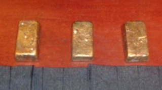 Ölkəyə qızıl külçə keçirən gömrükçülər həbsdən buraxıldı 