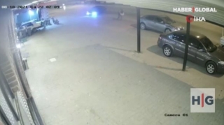 Sürücü avtomobillə əvvəl piyadaları, sonra digər maşınları vurdu - VİDEO