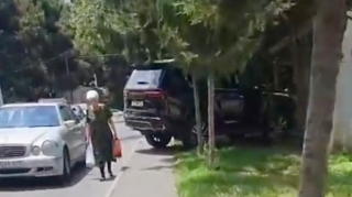 В Баку дорогой автомобиль оккупировал тротуар, создав опасность для пешеходов - ВИДЕО 