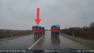 Sürdüyü ağır yüklü traktorla əks yola çıxıb qabağa düşmək istədi, amma... - VİDEO