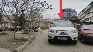 Maşını yolun ortasında park edib yoxa çıxan sürücü sakinlərin yolunu kəsdi - FOTO