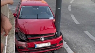 Avtomobil bordürlə işıq dirəyinin arasında qaldı  - VİDEO