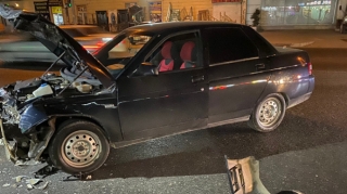 Bakıda iki avtomobil toqquşub, xəsarət alan var - FOTO 