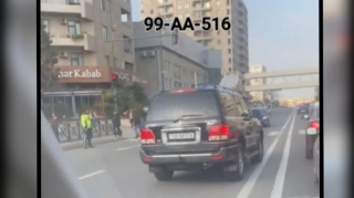 Yol polisinin gözü qarşısında "protiv" gedən "AA" seriyalı maşının sürücüsü kimdir  - VİDEO