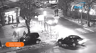 Sola dönən sürücü qarşıdan gələn avtomobili qəzaya saldı   - VİDEO