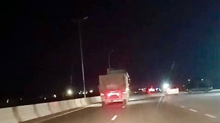 Gecələr kabusa çevrilən qəsəbə:  İşıqlar işləmir, yük maşınları sürət həddini aşır   - VİDEO