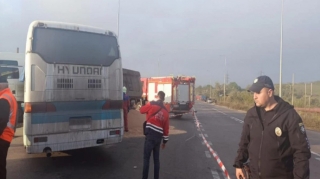 Yük maşını ilə avtobus toqquşub, 17 nəfər yaralanıb 