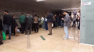 Metroda birinci və axırıncı vaqonlarda niyə həmişə sıxlıq olur? 