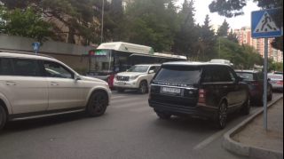 Piyada keçidində park edilən bahalı avtomobil  – 10-HY-800   - FOTO