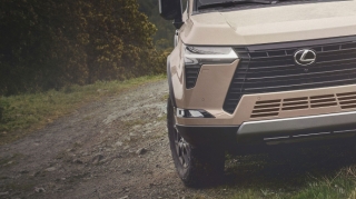 Milli Məclis önündə insident: İdmançı "Lexus"la qadın sürücünün... 