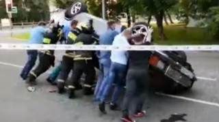 Azyaşlı qızlar sərxoş halda maşın qaçırdı – Şəhərdə ŞOU - VİDEO 