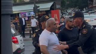“Zebra” olmayan yerdə yolu keçən şəxsi maşın vurdu; qalxıb sürücüyə hücum etdi - VİDEO 
