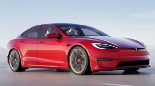 Tesla  начала поставки самой мощной версии электроседана  - ВИДЕО
