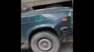 DƏHŞƏTLİ QƏZA  - Minik maşını yük maşınının altında qaldı   - VİDEO