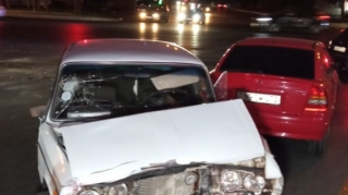 В Баку столкнулись два автомобиля  - ВИДЕО - ФОТО