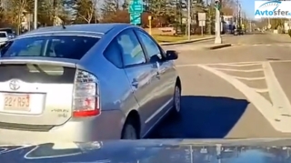 "Prius" sürücüsü xaricdə  də qayda pozur  - VİDEO