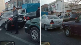 3 cərgə düzülən taksilər vətəndaşlara maneə törədir - VİDEO 