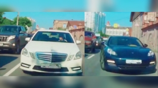Yolda "daş-qayaya" rast gəldi: sürücü "protiv" gələn bahalı maşınları geri qaytardı  - VİDEO