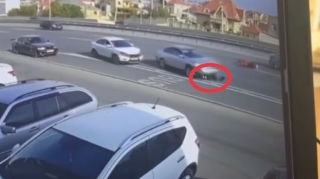 Bakı-Sumqayıt yolunda faciə: Qəzaya düşən motosikletçi maşının altında qaldı - VİDEO