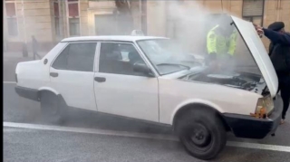 Şəhərin mərkəzində yanan taksini yol polisləri anında söndürdü  - VİDEO