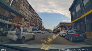 Neapol dairəsində təhlükə saçan sürücü gənc qızı az qala vururdu   - VİDEO