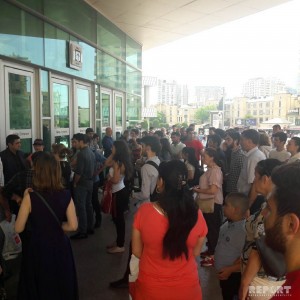 Metroda qadın özünü qatarın altına atıb - FOTO