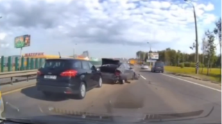 Zəncirvari qəza: səhv manevrin acı nəticəsi  - VİDEO