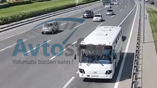 Bakıda ağır qəza: Fikri yoldan yayınan sürücü maşını avtobusa çırpdı  - VİDEO