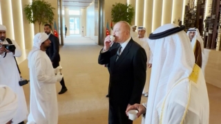 Prezidenti aeroportda simvolik içki ilə qarşıladılar - VİDEO