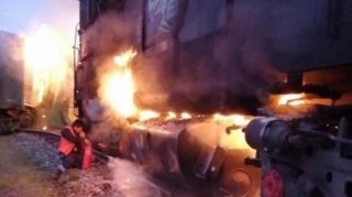 Relsdən çıxan qatarı yandırdılar - VİDEO 