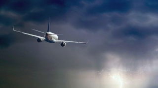 Грузовой самолет совершил аварийную посадку из-за попадания молнии 