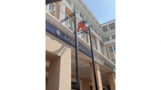 Memarlıq abidəsinin fasadına zərər yetirən metal konstruksiyalar sökülür 