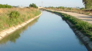60 yaşlı kişi kanalda batdı 