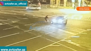 Azneft meydanında velosipedçi avtomobili belə "vurdu" - REAL VİDEO 