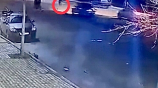 “07” piyadanı vurdu, digər avtomobil isə üzərindən keçdi   - VİDEO