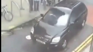 Diqqətsiz sürücü yolun ortasındakı tumbaya ilişdi  - VİDEO