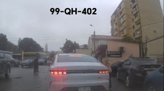 Sərnişini düşürmək üçün yolun ortasında dayanıb hərəkəti məhdudlaşdırdı - VİDEO